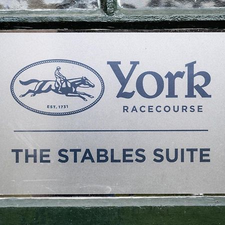 The Stable Suite At York Racecourse Екстер'єр фото