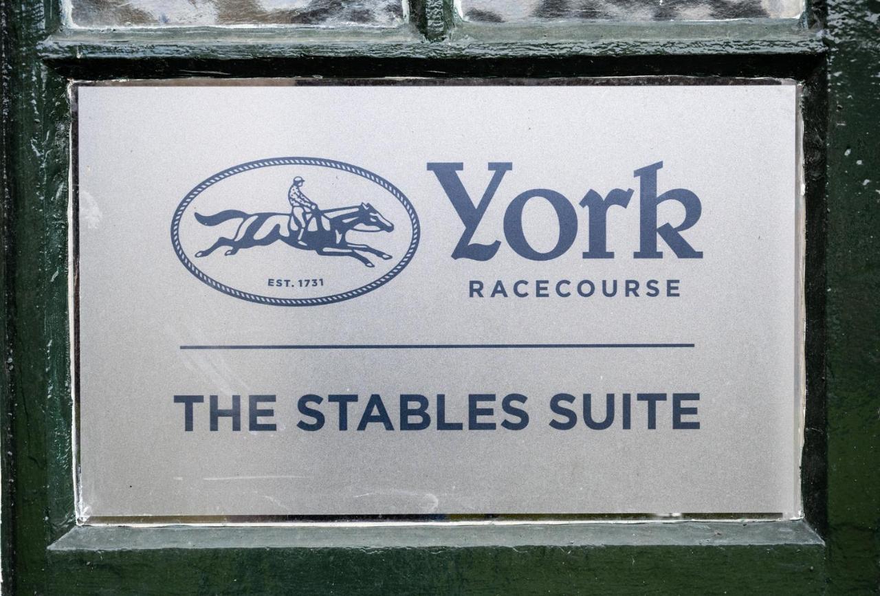 The Stable Suite At York Racecourse Екстер'єр фото