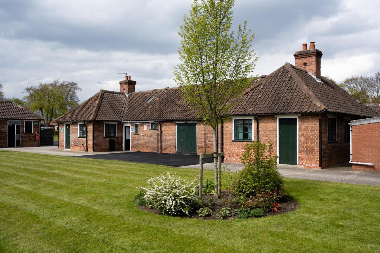 The Stable Suite At York Racecourse Екстер'єр фото