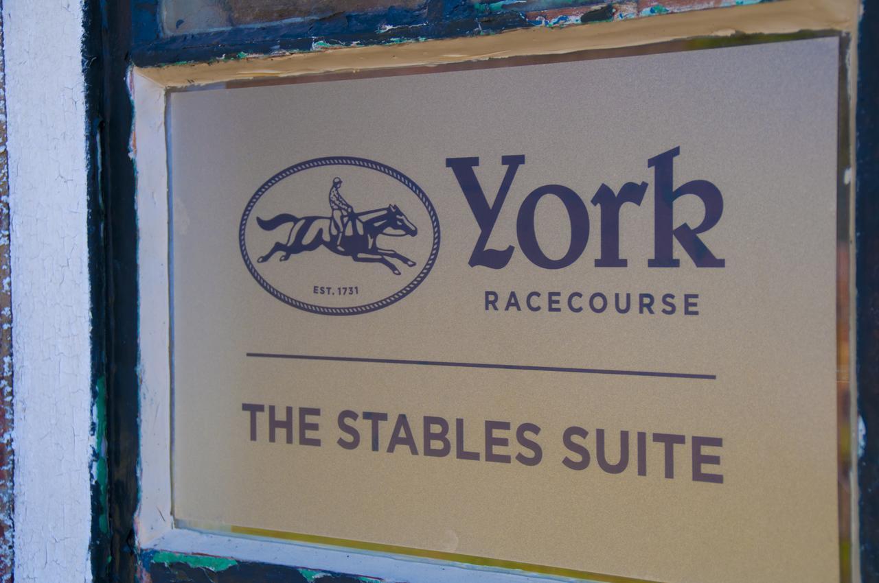 The Stable Suite At York Racecourse Екстер'єр фото