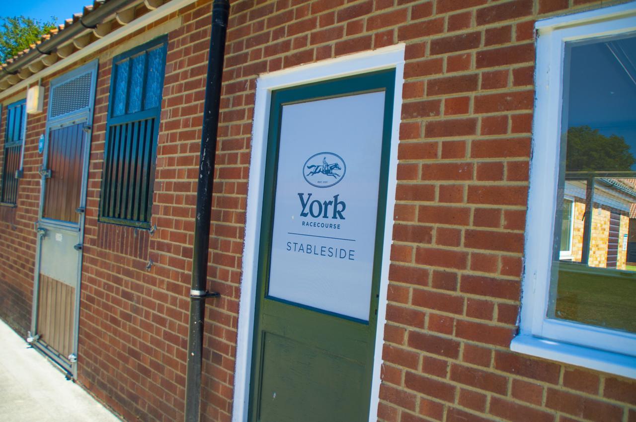 The Stable Suite At York Racecourse Екстер'єр фото